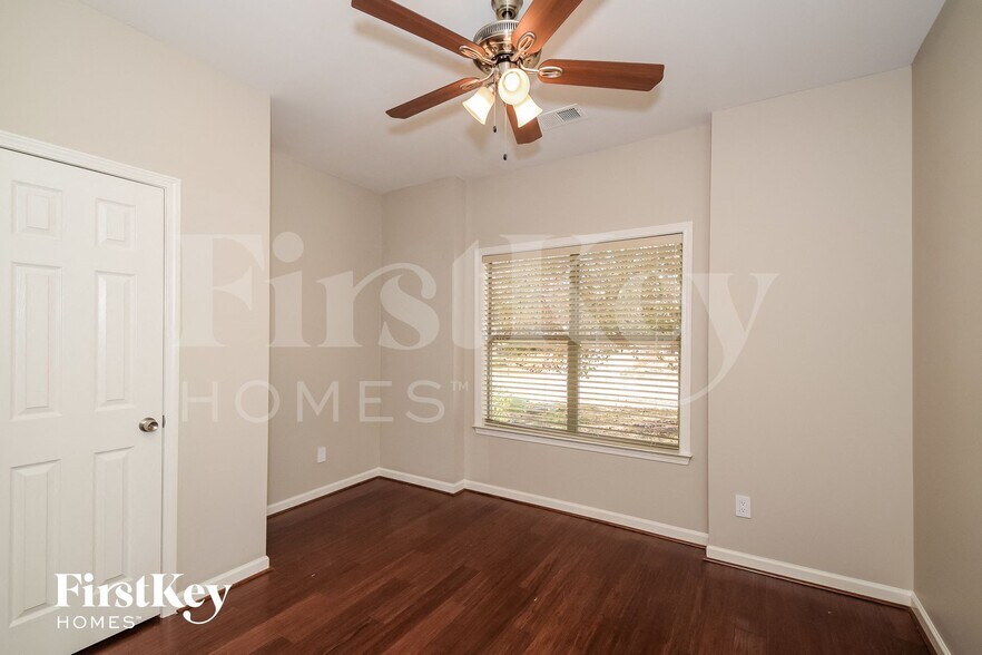 Building Photo - 2136 Parsons Dr