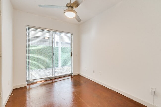 Building Photo - 1637 Tuam St
