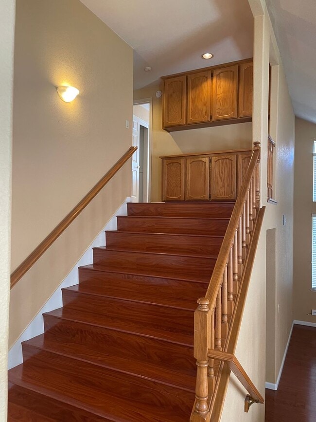 Building Photo - BEAUTIFUL 2 STORY IN FOLSOM WITH 4 BED, 3 FULL BATH, & 3 CAR GARAGE