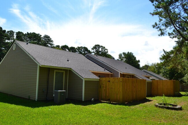 Building Photo - 124-126 Corey Cir