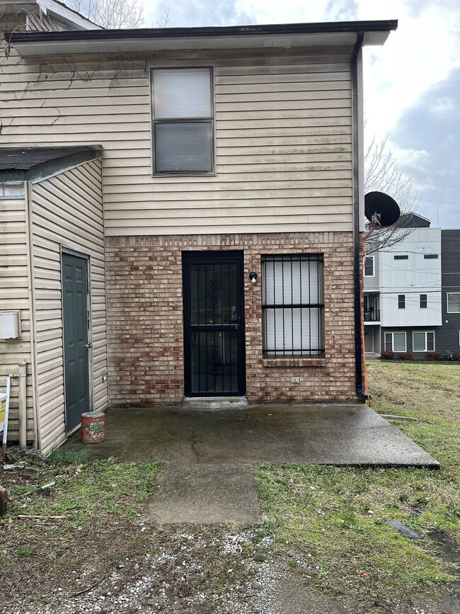Building Photo - 2 BEDROOM 11/2 BATH TOWNHOME  MINUTES TO D...