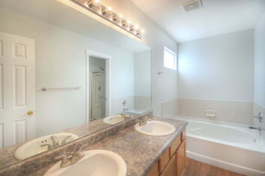 Building Photo - 1325 Legend Oak Dr