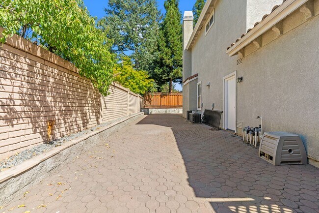 Building Photo - 3311 Montevideo Dr