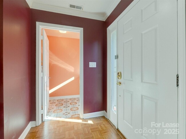 Building Photo - 527 Hawthorne Ln