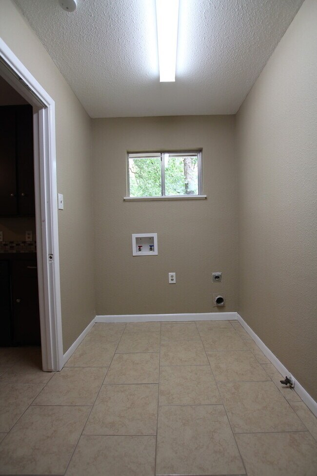 Building Photo - Tour Today! Charming 3 Bedroom, 2 Bathroom Home in Tyler!