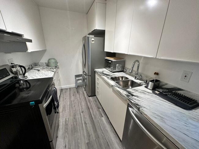 Building Photo - 5625 N Sumner Wy