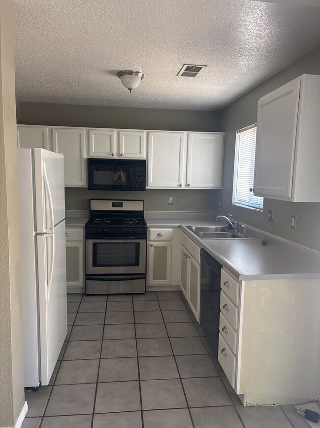 Building Photo - 6405 La Habra Ln NE