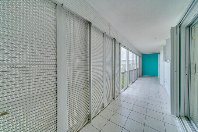 Building Photo - 950 Hillcrest Dr