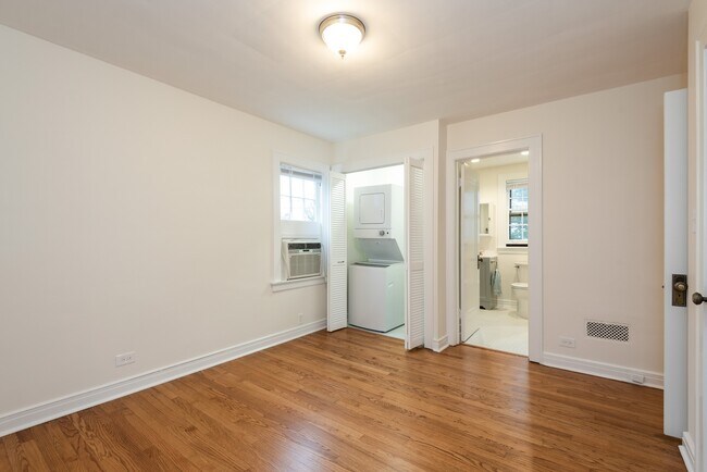 Building Photo - 618 1/2 Sheridan Rd