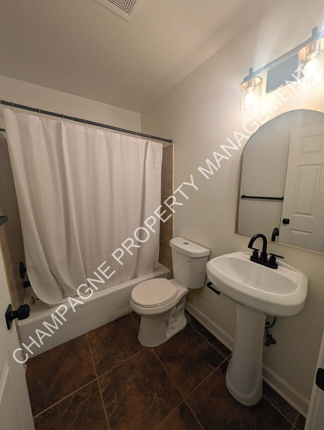 Building Photo - 4 Bedroom, 4 Bathroom Updated Home in Kansas City