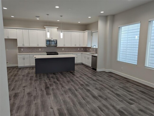 Building Photo - 3344 Pinemont Dr