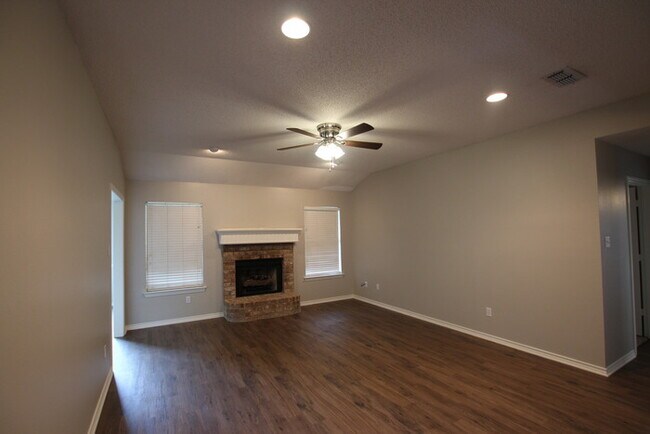 Building Photo - Available Now! 3 Bed 2 Bath Rental in Bullard ISD!