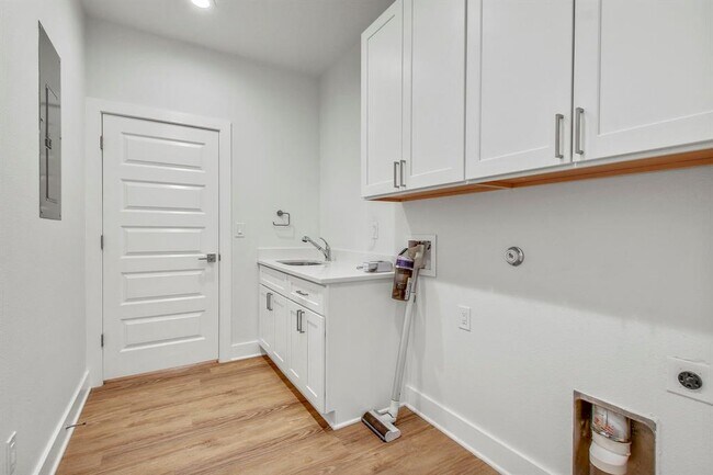 Building Photo - 6509 Shady Ln