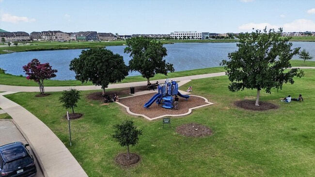 Building Photo - 12991 Vinson Dr