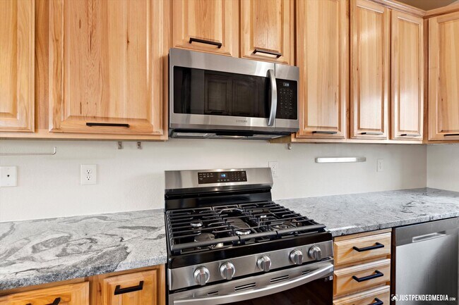 Building Photo - Modern & Stylish Townhome!