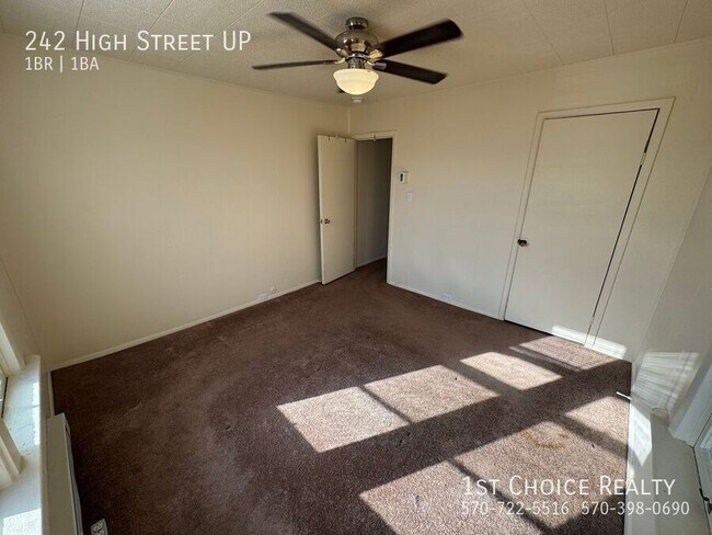 Building Photo - 1 bedroom with a washer/dryer and water, s...