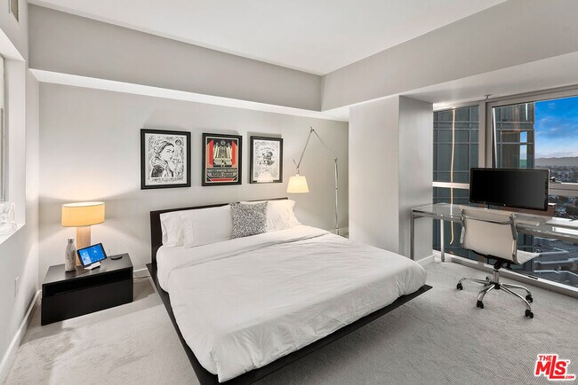 Building Photo - 13700 Marina Pointe Dr