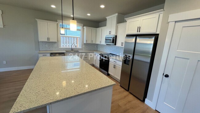 Building Photo - Modern 3 BD | 2 BA Home w/ Bonus Room - Es...