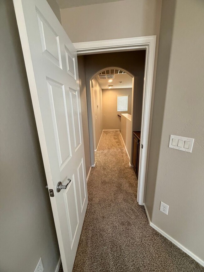 Building Photo - Community pool and a low maintenance yard