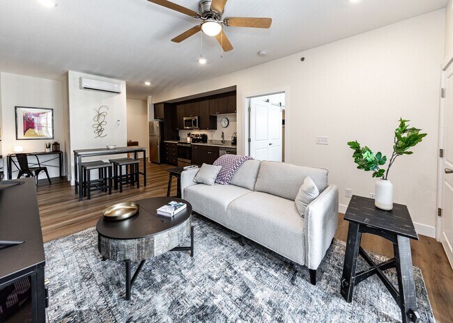 Building Photo - 1 Bed Luxury Apartment near Garden of the Gods