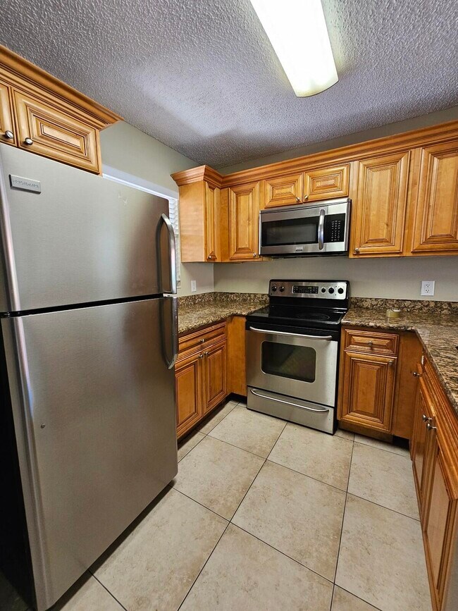 Building Photo - 1447 Lake Crystal Dr