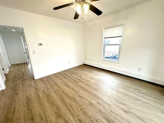 Building Photo - 11 Carlton St