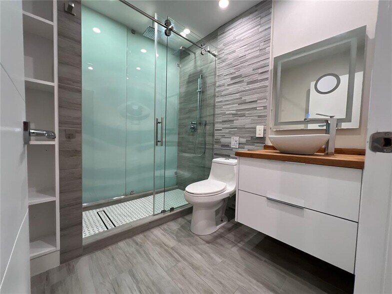 Building Photo - 1405 N 46th Ave