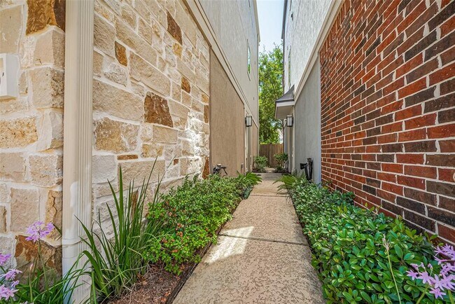 Building Photo - 11007 Acorn Falls Dr