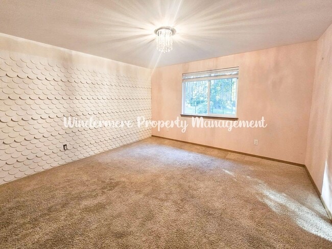 Building Photo - Immaculate rambler on large lot in Olalla