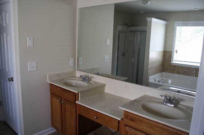 Building Photo - 252 Rutlidge Park Ln