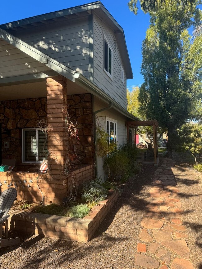 Building Photo - Beautiful Downtown Home_