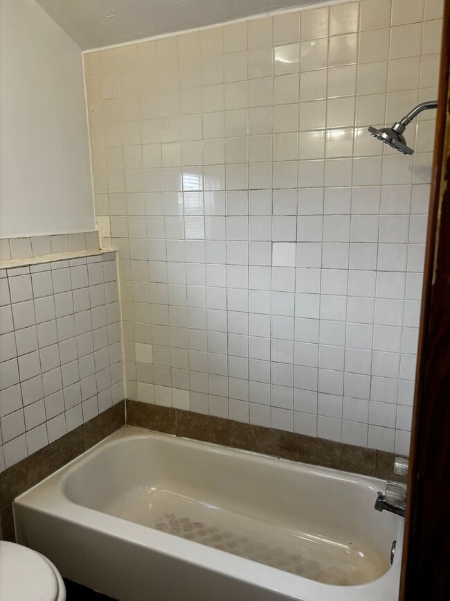 Building Photo - Adorable and spacious 2br 1ba apartment