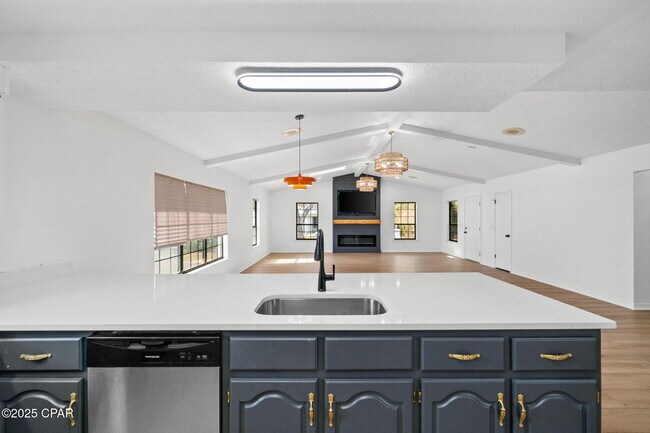 Building Photo - 224 E Lakeshore Dr