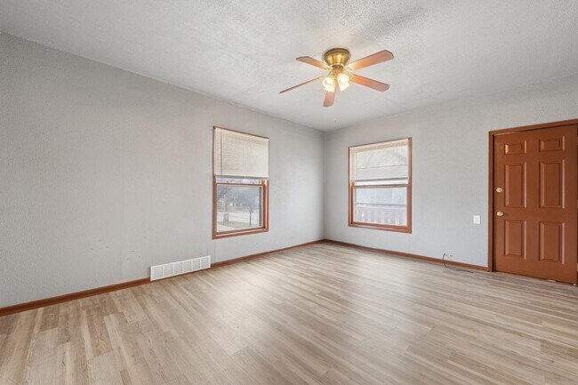 Building Photo - 1218 W Locust St