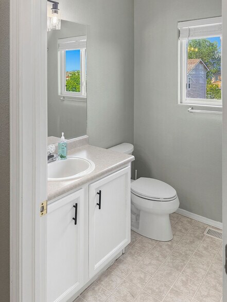 Building Photo - 2060 Pinyon Jay Dr