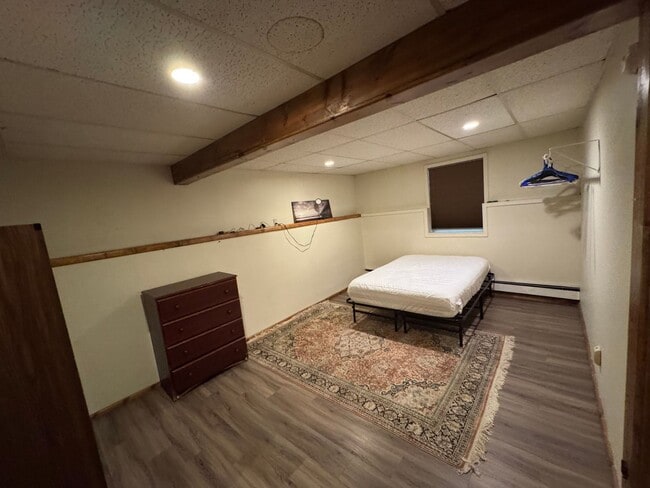 Building Photo - Large 4 bedroom 4 bath 2 Car Garage in mid...