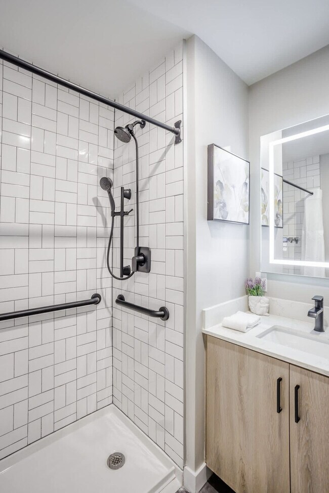 Building Photo - 205 W 4th St