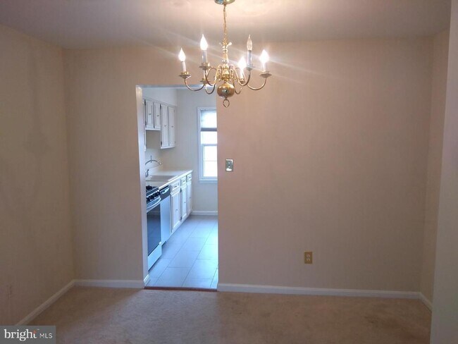 Building Photo - 2055 Pilgrim Dr