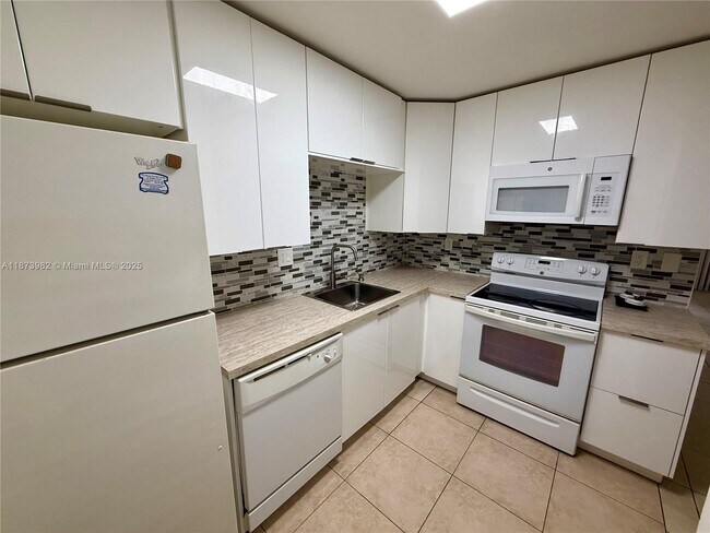 Building Photo - 702 Gardens Dr