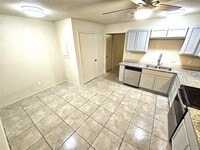 Building Photo - 724 Bluebonnet Dr
