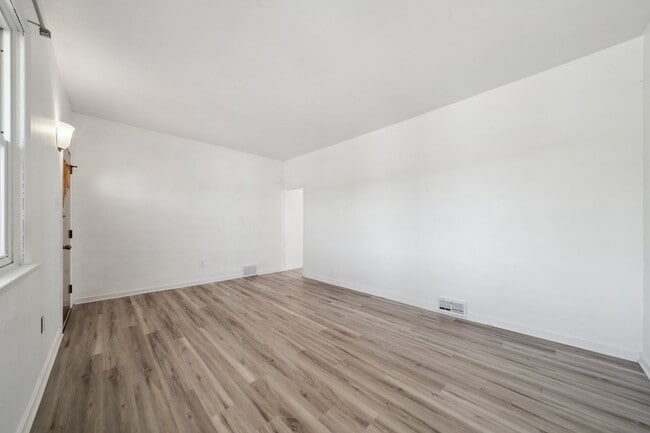 Building Photo - Stunning 3 Bedroom home in Greensburg!