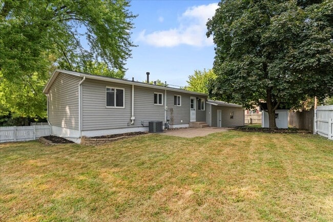 Building Photo - 4 bed/2bath in Bettendorf, IA