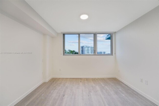 Building Photo - 1500 Bay Rd