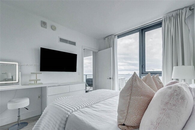 Building Photo - 121 NE 34th St