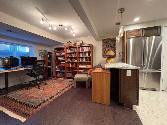 Building Photo - Stunning 4 bed 3.5 Bath Home in Wonderland Hills Walking Distance to Wonderland Lake. Rent Furnis...