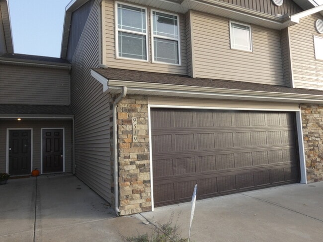 Building Photo - Beautiful Town Home!