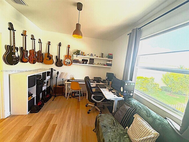 Building Photo - 476 NE 5th St