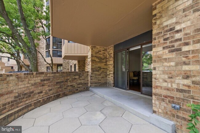 Building Photo - 5904 Mt Eagle Dr