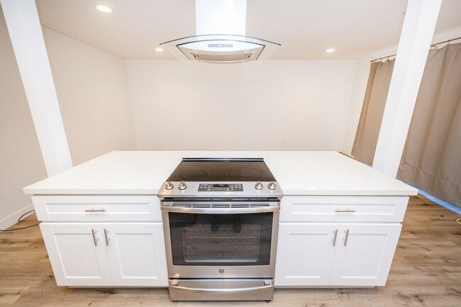 Building Photo - Spacious 1BR/1BA condo with patio and parking! Lake Murray Area $2195.00
