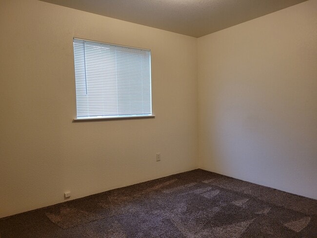 Building Photo - 1685 Cloverlawn Dr